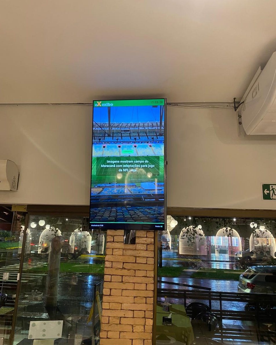 TV vertical da Exibo em funcionamento num restaurante
