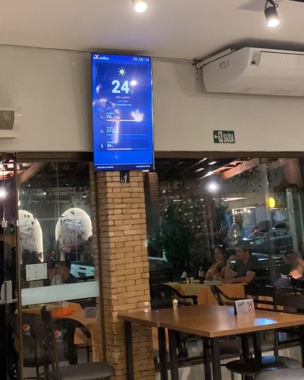 TV da Exibo no salão do Restaurante Grilos